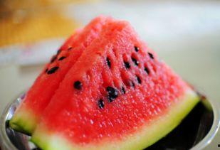 逆天飞仙吃瓜卖瓜,吃瓜卖瓜，笑谈仙界风云