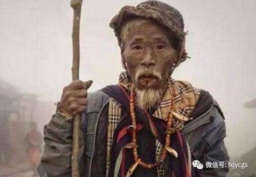 老乞丐恶霸吃瓜,一场荒诞的街头较量